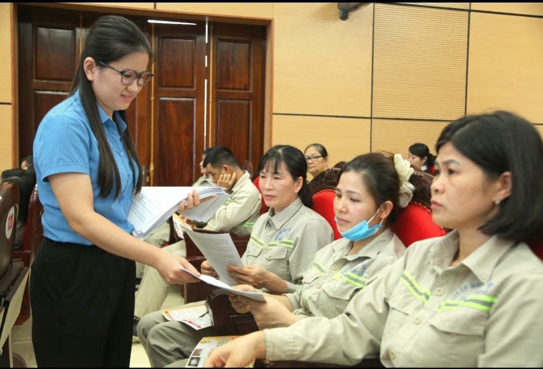 The conference helps workers raise awareness in drug prevention and control. Photo: Tuyen Quang Trade Union