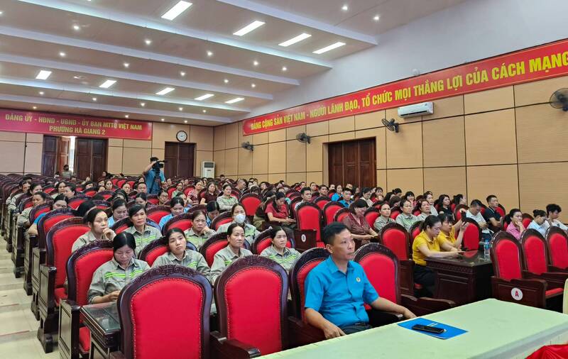 Đông đảo đoàn viên tham gia buổi tuyên truyền. Ảnh: Công đoàn Tuyên Quang
