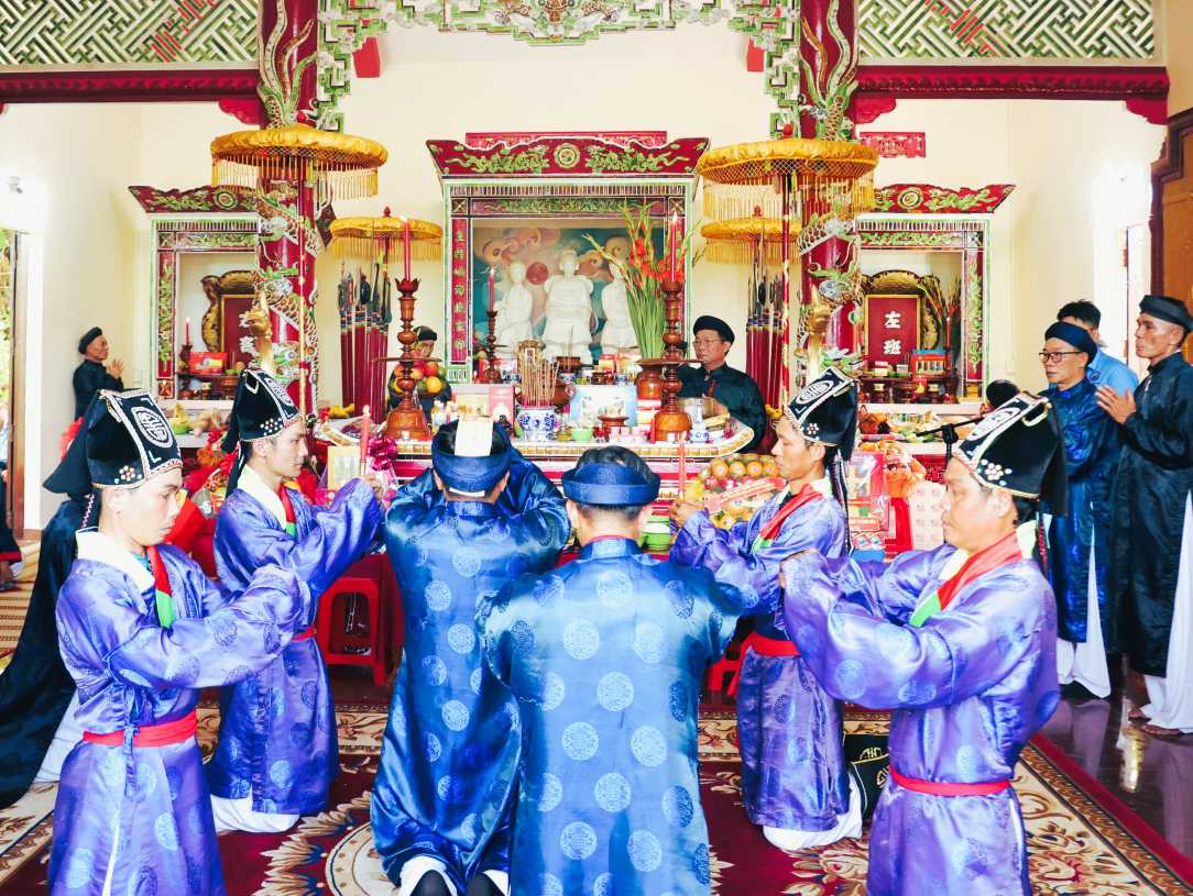 Incense offering ceremony at the ancestral temple of the Khanh Hoa bird's nest profession. Photo: Nhu Quynh