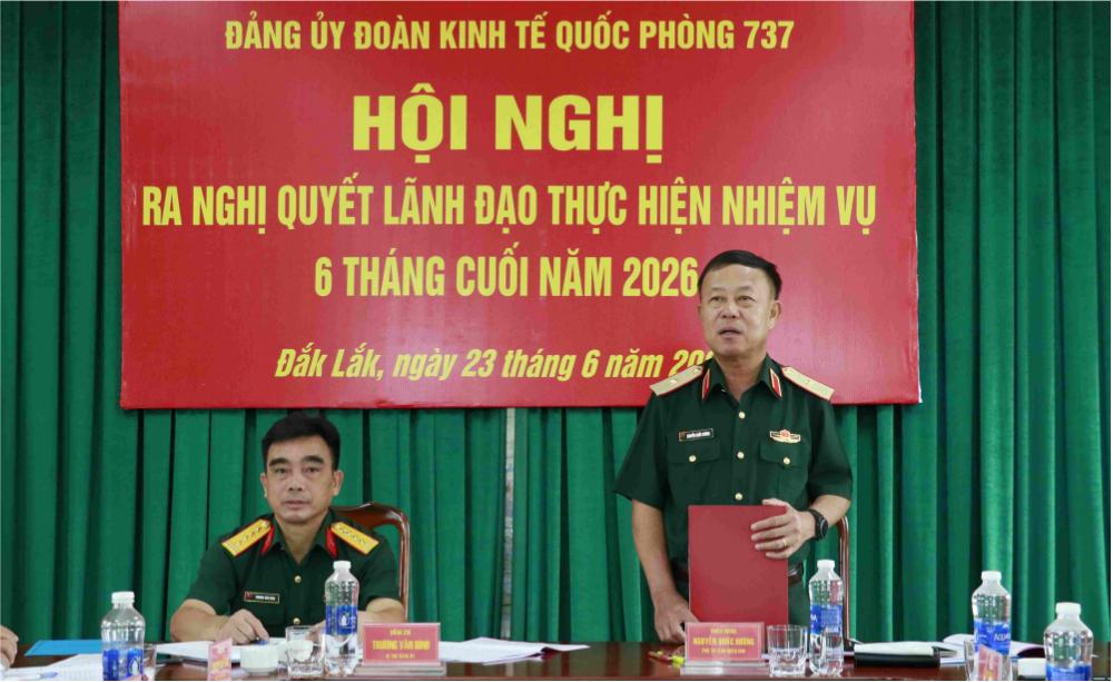 Thiếu tướng Nguyễn Quốc Hương, Phó tư lệnh Quân khu 5 phát biểu chỉ đạo tại hội nghị. Ảnh: Quang Hùng
