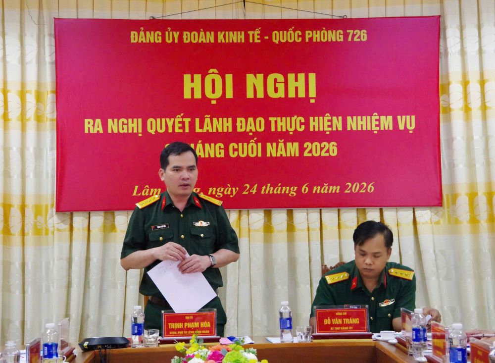 Đại tá Trịnh Phạm Hòa, Bí thư Đảng ủy, Phó tư lệnh Binh đoàn 16 phát biểu chỉ đạo hội nghị. Ảnh: Linh Khôi