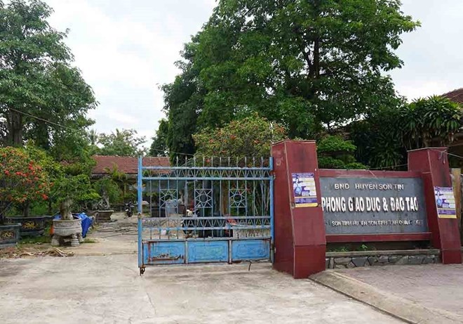 Trụ sở Phòng Giáo dục và Đào tạo huyện Sơn Tịnh (cũ) tỉnh Quảng Ngãi bị bỏ hoang suốt 8 năm qua. Ảnh: Đông Giang