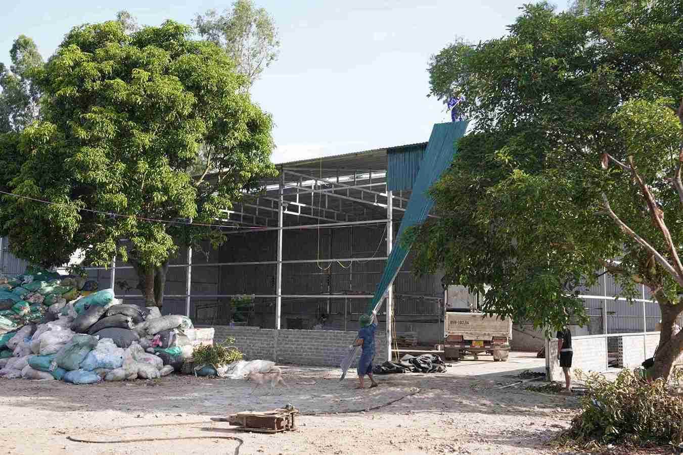 Công trình xây dựng trái phép được quây tôn và lợp mái tôn trên đất nông nghiệp.