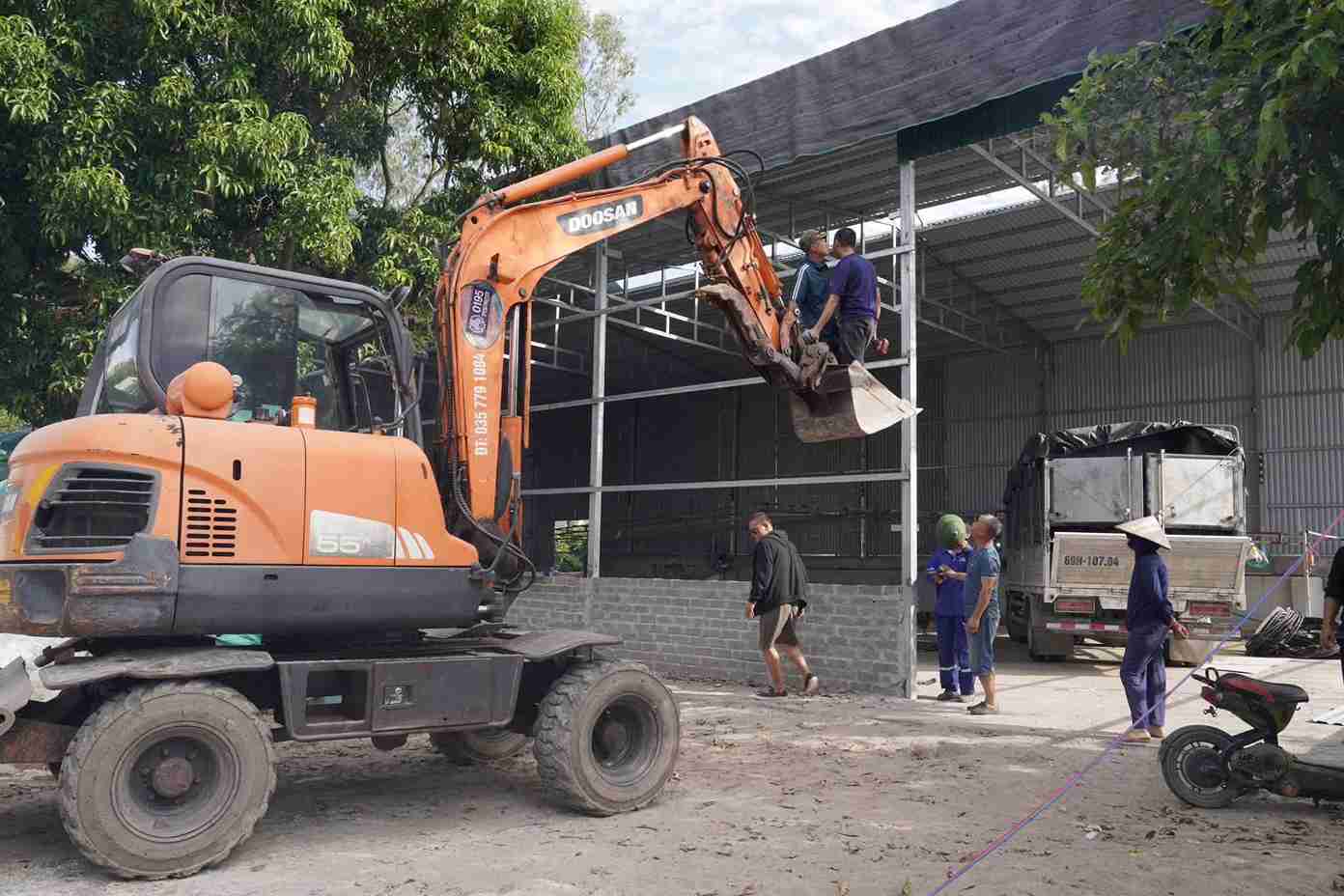 The dismantling of violating works is being implemented. Photo: Viet Tien Commune