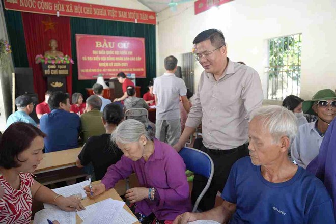 Pham Ngu Lao commune (Hung Yen) organizes the payment of compensation and site clearance support for Project DT. 382B to households in Dao Xa village. Photo: Pham Ngu Lao commune