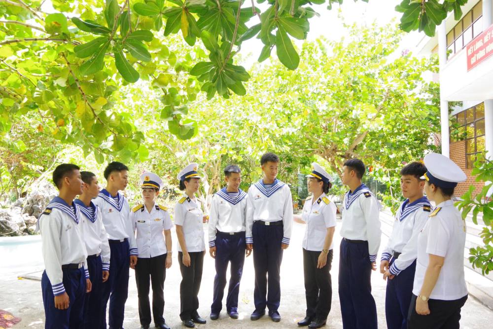 Nữ quân nhân Học viện Hải quân tâm sự cùng chiến sĩ đảo Song Tử Tây. Ảnh: Quốc Vượng