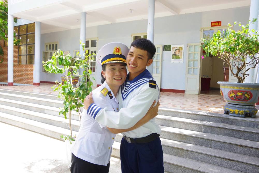 Cái ôm đong đầy tình cảm của đất liền với chiến sĩ Trường Sa. Ảnh: Quốc Vượng