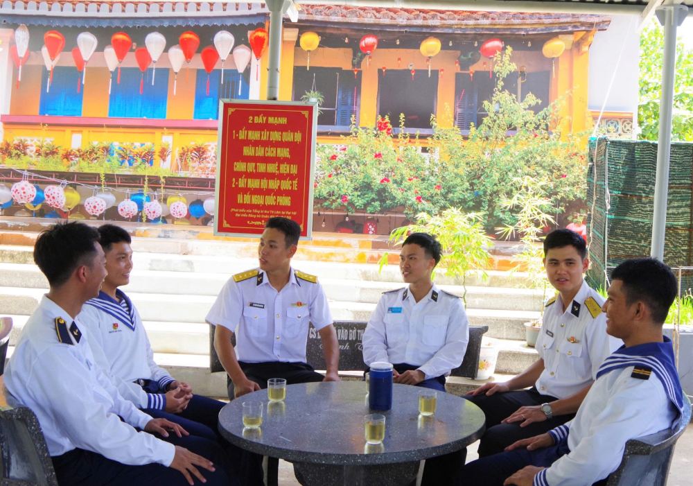 Soldiers on Song Tu Tay island talk and share their dreams with officers and students of the Naval Academy. Photo: Quoc Vuong