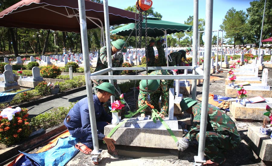 Officers and soldiers of Team 584 (Political Department, Quang Tri Provincial Military Command) take DNA testing samples for martyrs' graves that have not been identified. Photo: Hung Tho