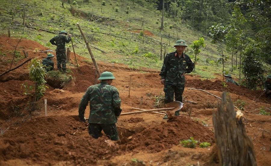 Đội tìm kiếm, quy tập hài cốt liệt sĩ Đoàn Kinh tế - Quốc phòng 337 (Quân khu 4) tìm hài cốt liệt sĩ ở vùng rừng núi Cha Lỳ. Ảnh: Hưng Thơ