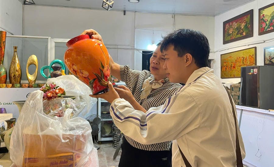 Mr. Nguyen Van Hanh - sales staff of a handicraft manufacturing company in Thuong Tin commune (Hanoi) - said that reading the information that the VGCL proposed to increase the highest regional minimum wage by 9.8%, made workers like him very excited. Photo: Character provided