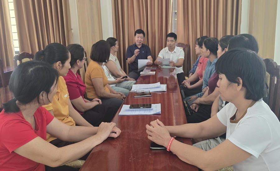 Female catering staff reflected to reporters of Lao Dong Newspaper (white shirt) and officials of Quang Tri Provincial Labor Federation (black shirt) about the change in contract form, causing income to decrease and life to be difficult. Photo: Han Nguyen