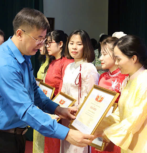 Ông Thạch Văn Chung - Chủ tịch Liên đoàn Lao động tỉnh Bắc Ninh tặng bằng khen cho gia đình công nhân, viên chức, lao động tiêu biểu. Ảnh: Quyết Chiến.