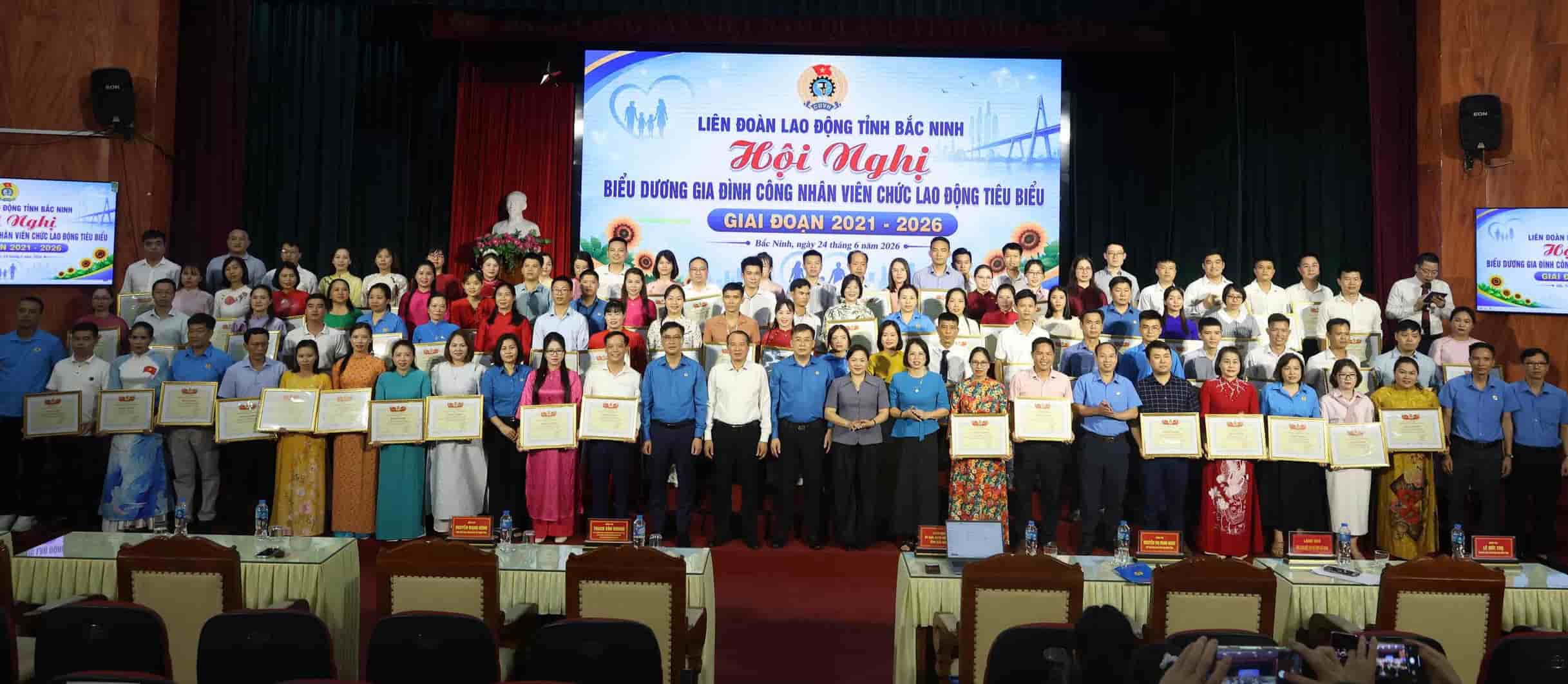 Commending 94 typical families of workers, civil servants, and laborers in Bac Ninh province. Photo: Quyet Chien.
