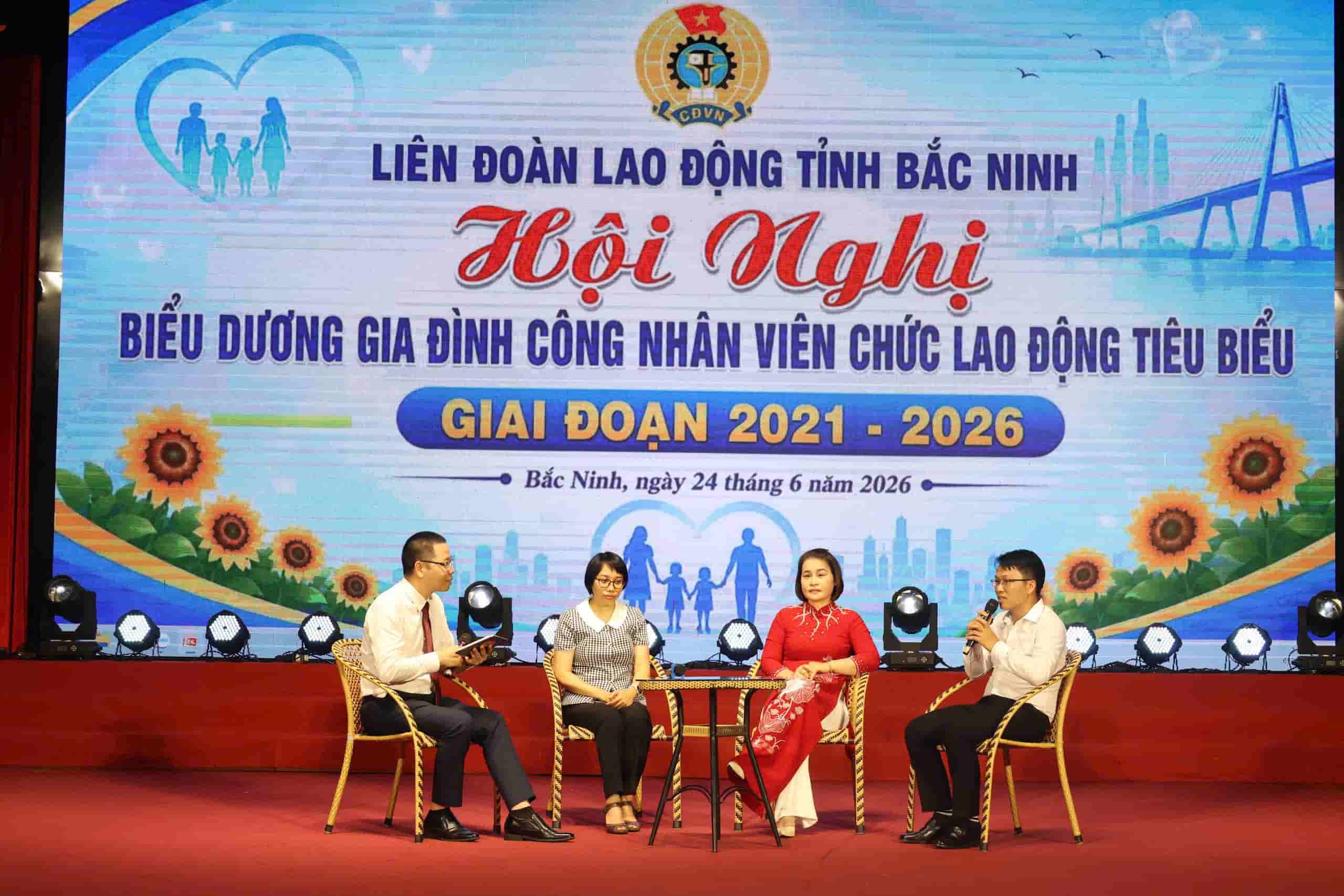 Chương trình tọa đàm với chủ đề “Gia đình - nơi gieo mầm giá trị, nơi chắp cánh thành công“. Ảnh: Quyết Chiến.