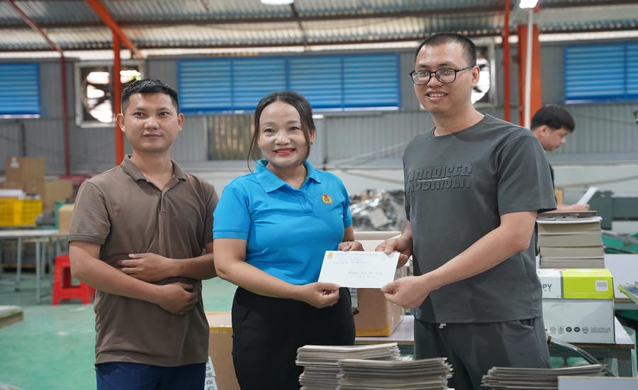 Leaders of the Trade Union of Hoa Xa Industrial Park, Ninh Binh province give gifts to encourage workers working in the hot season. Photo: Luong Ha