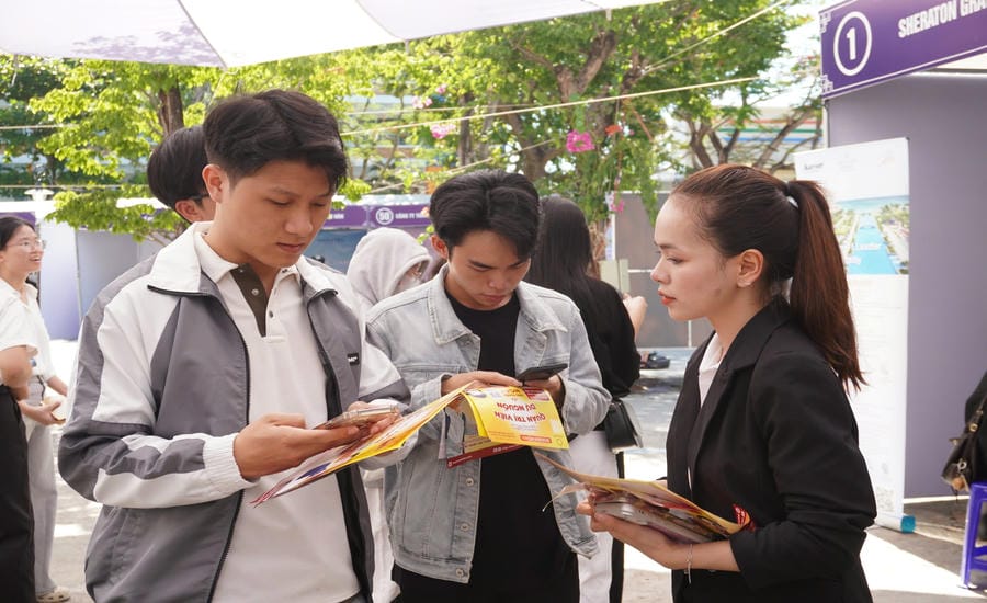 The 10th Job Fair in 2026 at the University of Economics - Da Nang University brought more than 13,000 recruitment quotas. Photo: Nguyen Linh