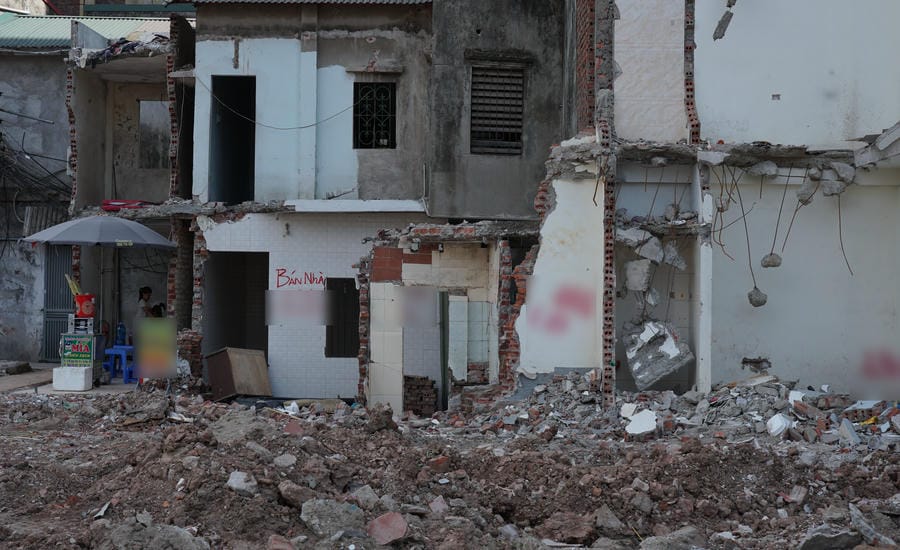 A "super distorted" house is being offered for sale at a high price. Photo: Nhu Ha