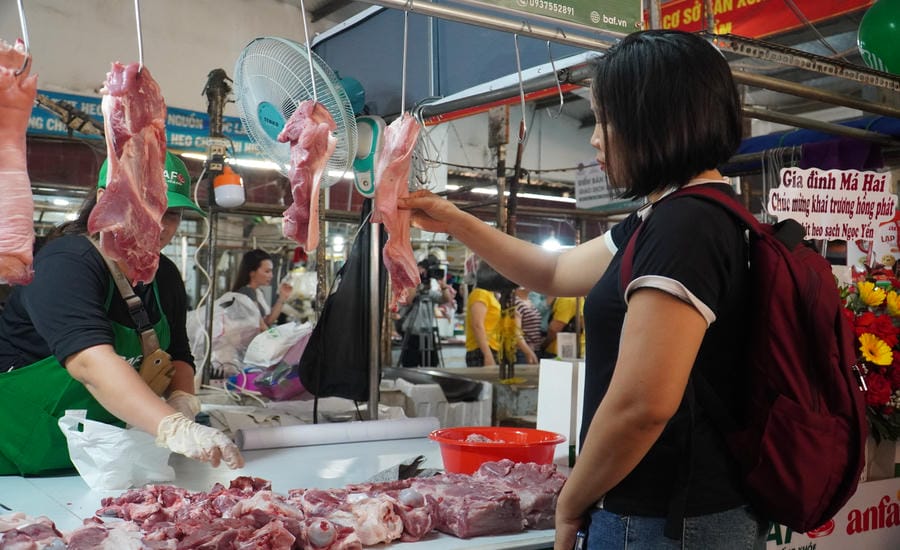 Les consommateurs de Hô Chi Minh-Ville s'intéressent de plus en plus à l'origine des aliments après une série d'incidents liés aux aliments insalubres et à la fraude commerciale. Photo: Ngọc Lê