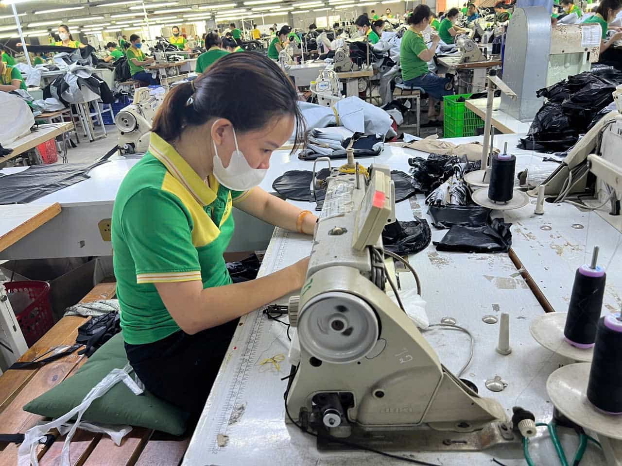 Proposal to increase regional minimum wage: Workers lean towards the 9.8% option. Photo: Minh Huong.