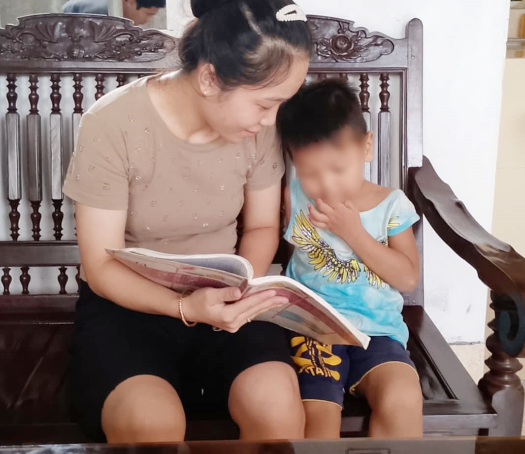 Tăng thêm tiền lương, chị Thu yên tâm hơn với các khoản học phí của con cái. Ảnh: Minh Hương.