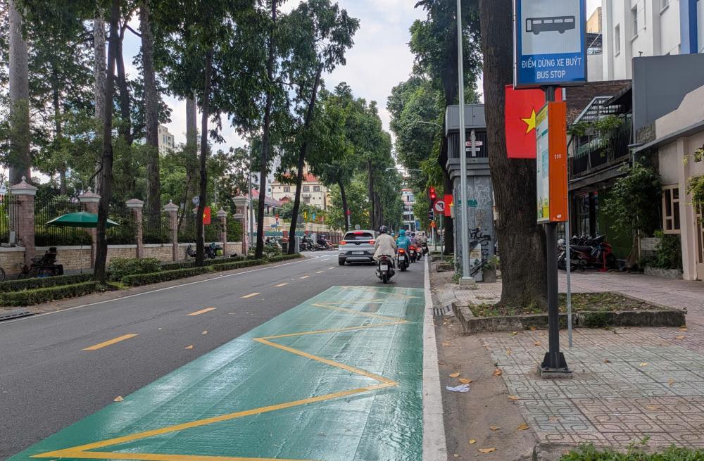 Green paint strip stretches in the passenger pick-up and drop-off area of buses on Tran Quoc Thao street, Ho Chi Minh City to limit encroachment. Photo: Anh Tu
