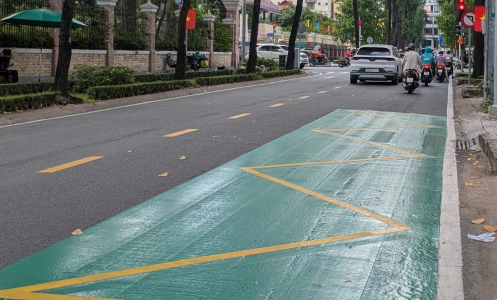 Khi hoàn thiện, ở trên lớp sơn phản quang màu xanh sẽ có vạch kẻ màu vàng  