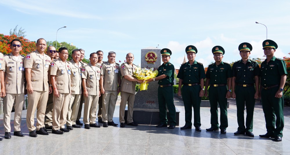 Đại diện Chỉ huy Bộ đội Biên phòng tỉnh An Giang trao hoa chúc mừng, đón các đoàn phía nước bạn Campuchia sang làm việc. Ảnh: Tiến Vinh