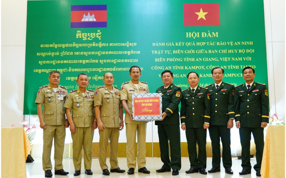 Trao quà lưu niệm nhân buổi làm việc. Ảnh: Tiến Vinh