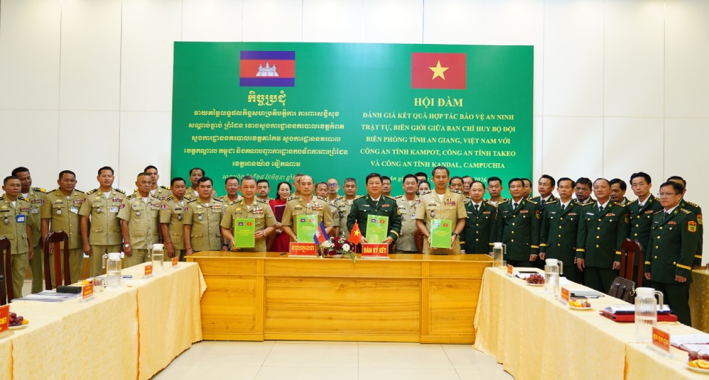 Colonel Pham Van Thang, Deputy Commander of the Provincial Military Command, Commander of the An Giang Provincial Border Guard Command, signed a memorandum of understanding on cooperation with the Heads of the Police Delegation of Cambodian provinces. Photo: Tien Vinh