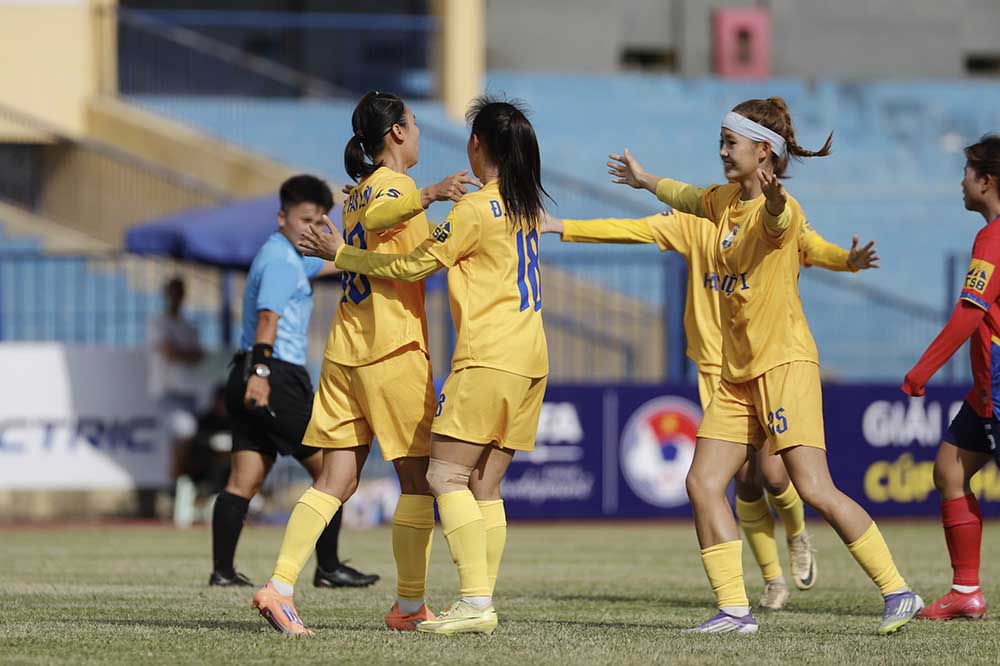 Hanoi I won 2-1 against TPHCM II to temporarily rise to the top of the National Women's Football Championship - Thai Son Bac Cup 2026. Photo: VFF