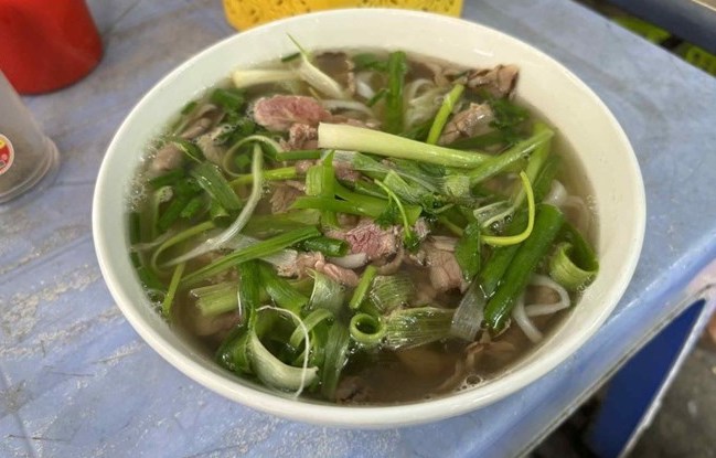 Pho can become a significant source of saturated fat and sodium, increasing the risk of dyslipidemia. Photo: Nguyen Dat.
