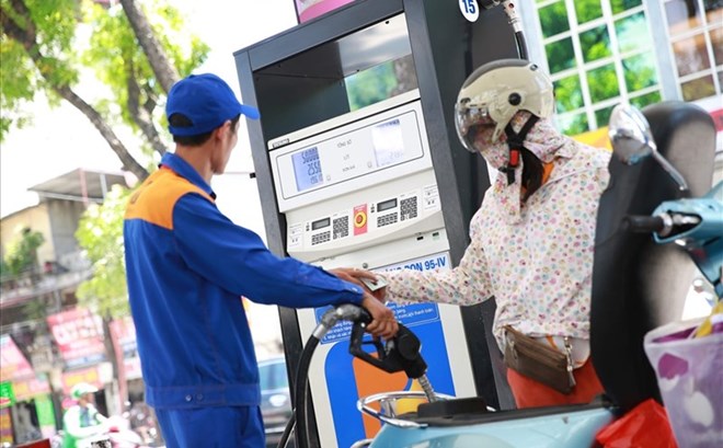 Gasoline and oil prices decrease sharply thanks to tax reduction policies. The Ministry of Finance proposes to extend the application period until the end of September 30, 2026. Photo: Hai Nguyen