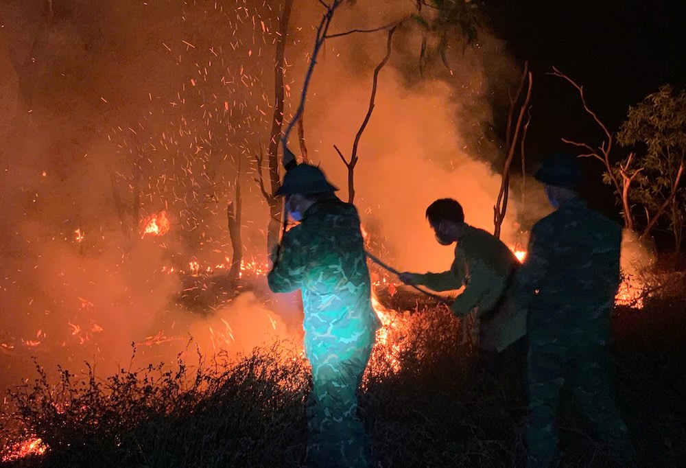 The forest fire occurred during hot weather and strong winds, causing the fire to spread and be difficult to extinguish. Photo: Hung Tho