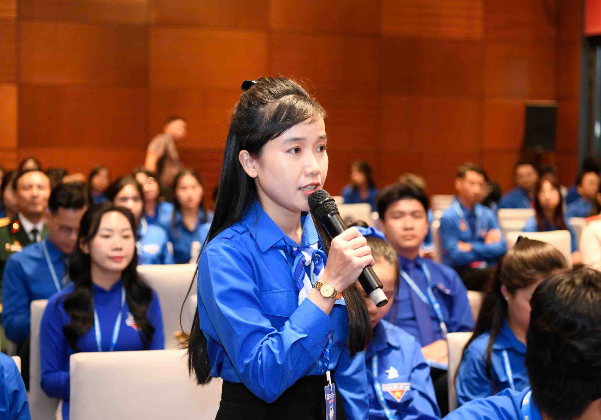 Delegate Dang Thi My Lanh proposed building compulsory online training programs on digital capacity for Youth Union officials. Photo: Nhu Y