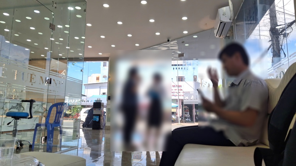 Tư vấn khách hàng sử dụng dịch vụ tại Nha khoa quốc tế Tuệ Minh (phường Vị Thanh, TP Cần Thơ). Ảnh: Nhóm PV. 