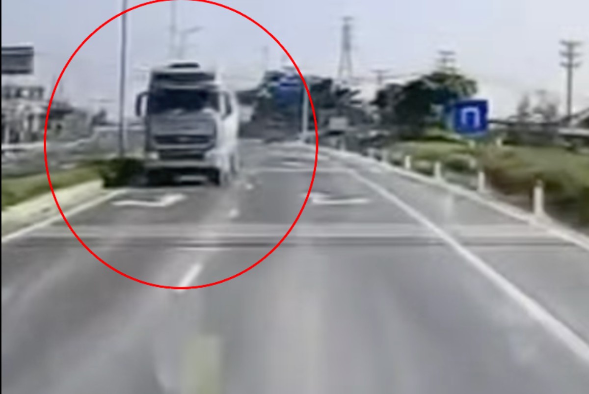 Driver going against traffic in Ninh Binh. Photo: Cut from clip