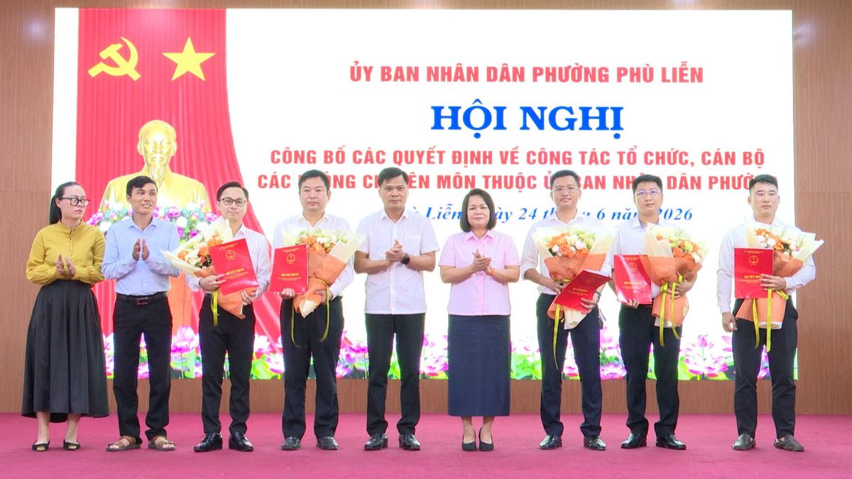Phường Phù Liễn công bố các quyết định bổ nhiệm cán bộ. Ảnh: Cổng TTĐT phường Phù Liễn