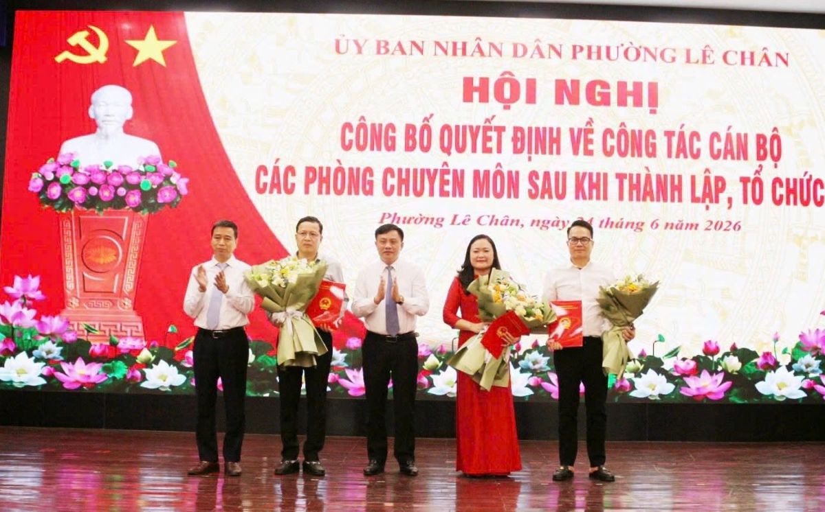 Le Chan Ward announces personnel work decisions after arranging professional departments. Photo: Le Chan Ward - Hai Phong City