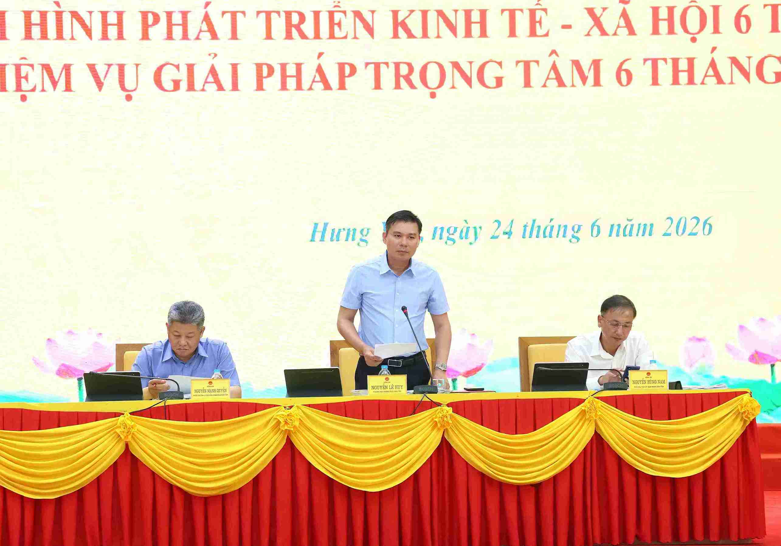 Phó Chủ tịch Thường trực UBND tỉnh Nguyễn Lê Huy phát biểu tại Phiên họp. Ảnh: Tất Đạt