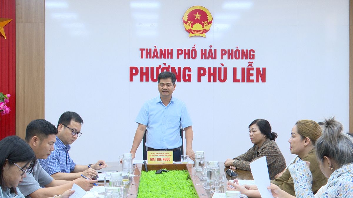 Leaders of Phu Lien ward dialogue and answer questions for households. Photo: Phu Lien ward e-Portal, Hai Phong