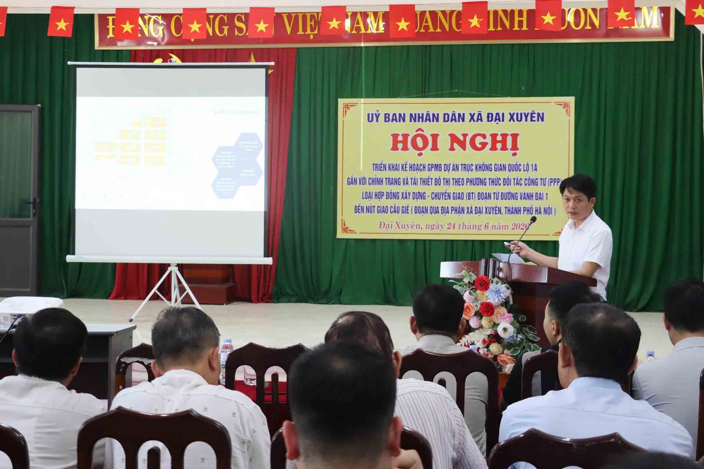 Dai Xuyen commune (Hanoi) informs people about the National Highway 1A spatial axis project associated with urban reconstruction and embellishment section passing through the commune. Photo: Dai Xuyen commune