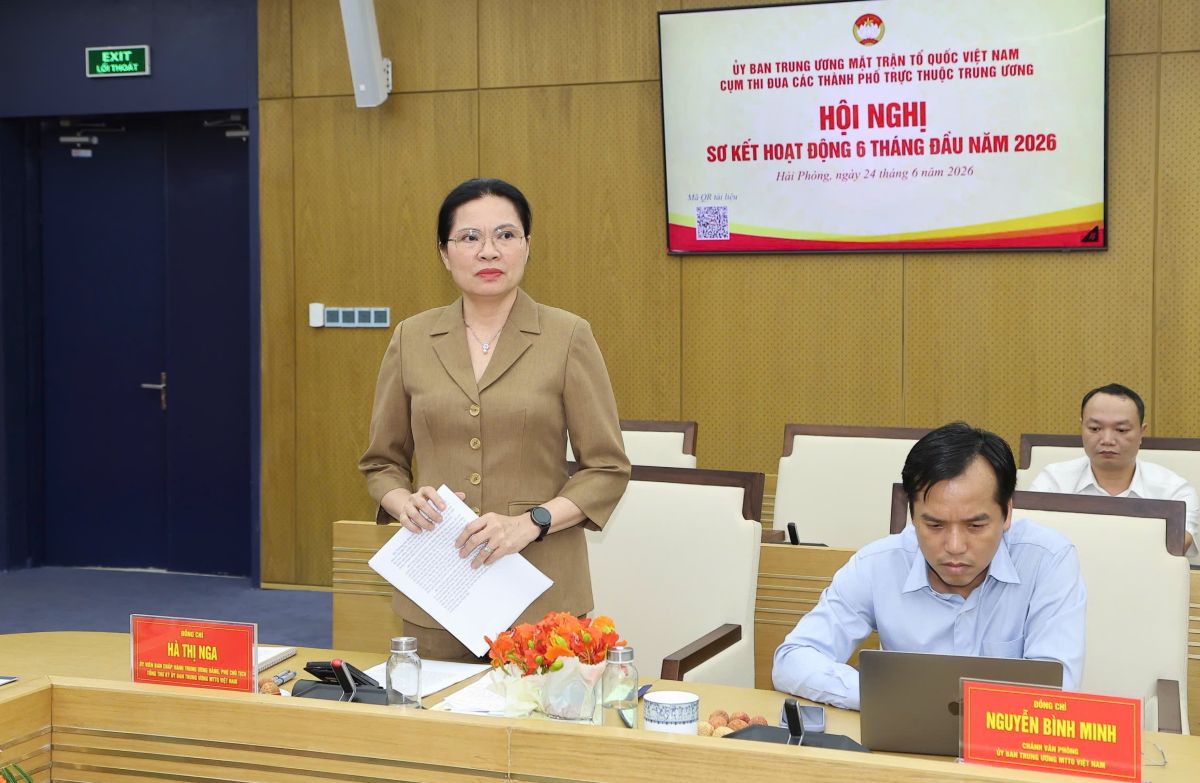 Bà Hà Thị Nga - Ủy viên Ban Chấp hành Trung ương Đảng, Phó Chủ tịch - Tổng Thư ký Ủy ban Trung ương Mặt trận Tổ quốc Việt Nam phát biểu tại hội nghị. Ảnh: Việt Cường