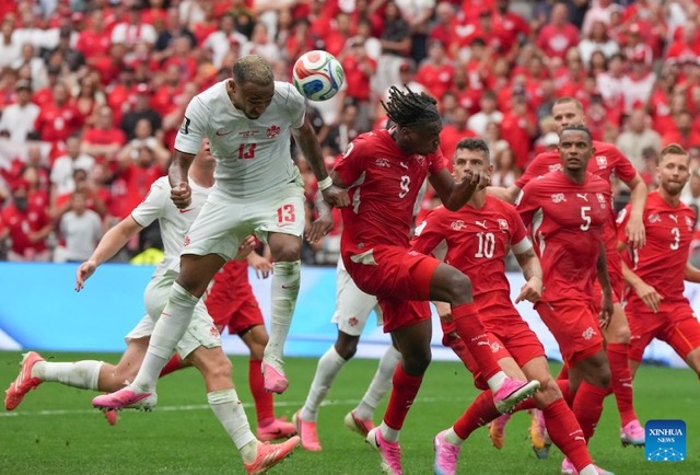 Tuyển Thụy Sĩ (áo đỏ) giành vé vào vòng 1/16 World Cup 2026 với vị trí nhất bảng B. Ảnh: Xinhua