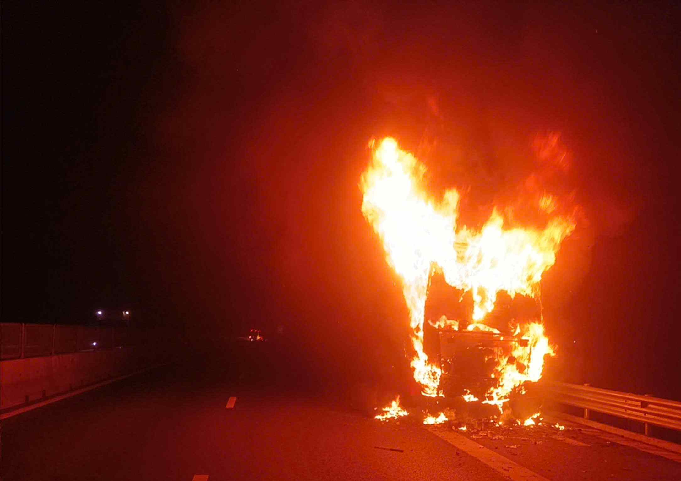 Scene of a passenger car fire on Van Phong - Nha Trang highway. Photo: Huu Long