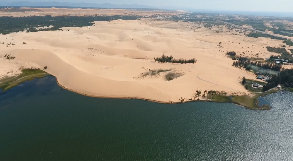 Bau Trang, located in Hong Lam village, Hoa Thang commune (Lam Dong province), is a scenic spot bestowed by nature on this land for thousands of years. This place is known for the unique combination of white sand dunes with a large freshwater lake, creating a beautiful but no less mysterious space. Photo: Duy Tuan