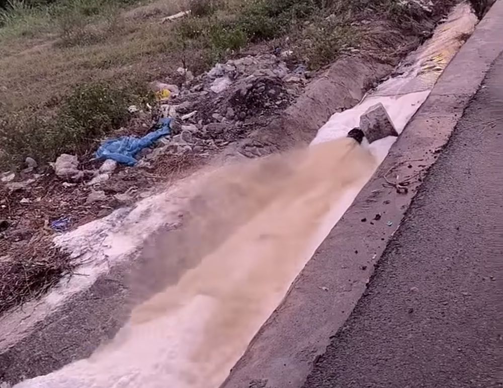 Functional agencies have overcome the incident of broken wastewater pipe causing odor in Bac Nha Trang. Photo: Huu Long