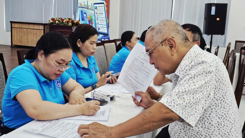 ダナン市の年金・手当受給者の約80%が口座を通じてお金を受け取っています。写真:ホアン・ビン