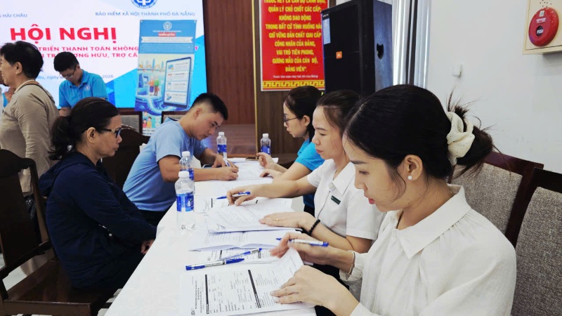 Những người cao tuổi không quen sử dụng thẻ ATM, có thể nhờ con cháu hỗ trợ hoặc làm thủ tục ủy quyền nhận thay. Ảnh: Hoàng Bin