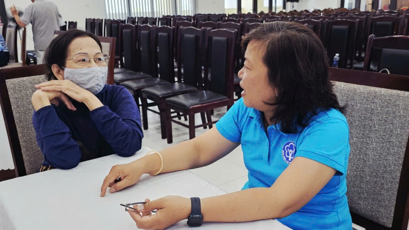Những thắc mắc của người thụ hưởng chính sách, được cán bộ BHXH Đà Nẵng giải đáp kỹ lưỡng. Ảnh: Hoàng Bin
